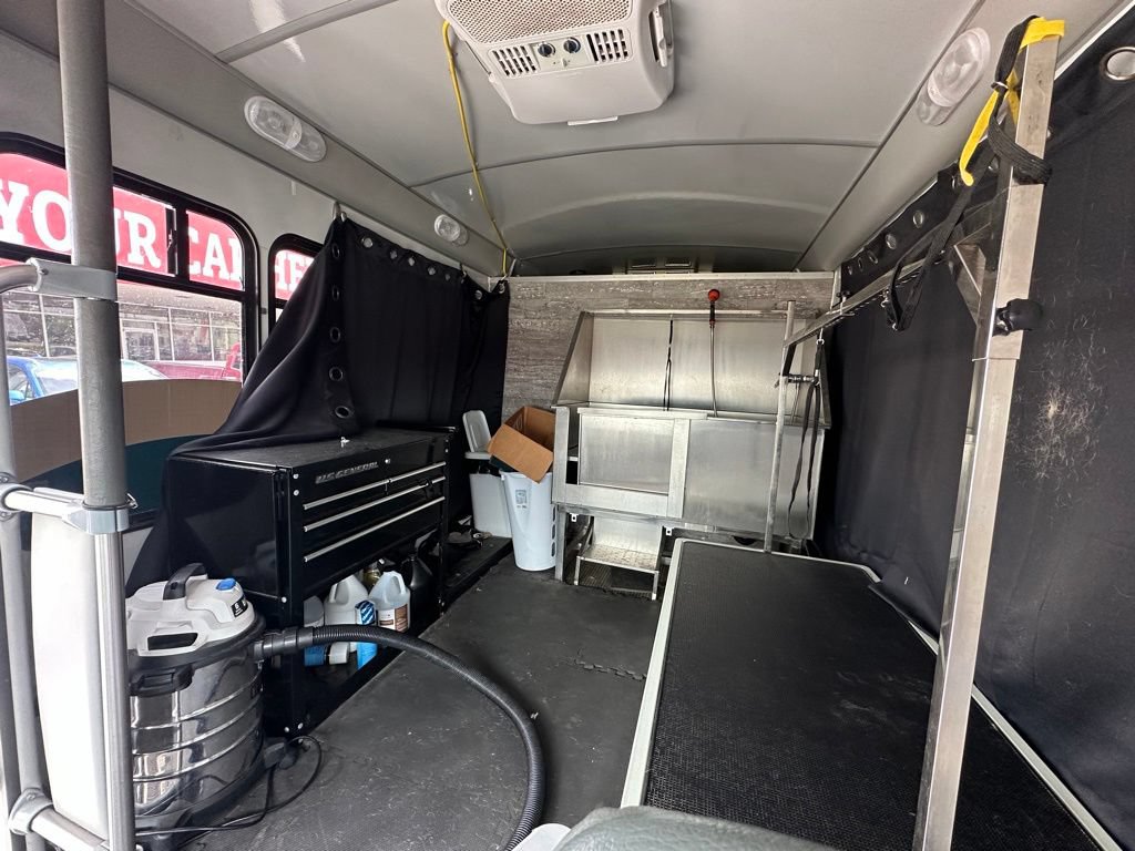 Used 2006 Ford E-350 and Econoline 350 Super Duty RWD image 10
