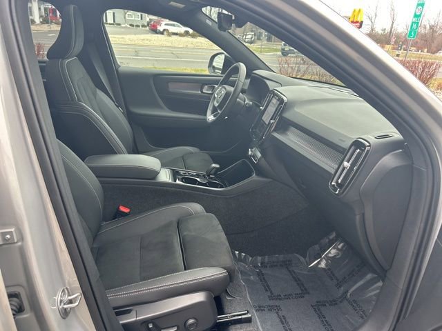 Certified 2025 Volvo XC40 B5 Plus image 15
