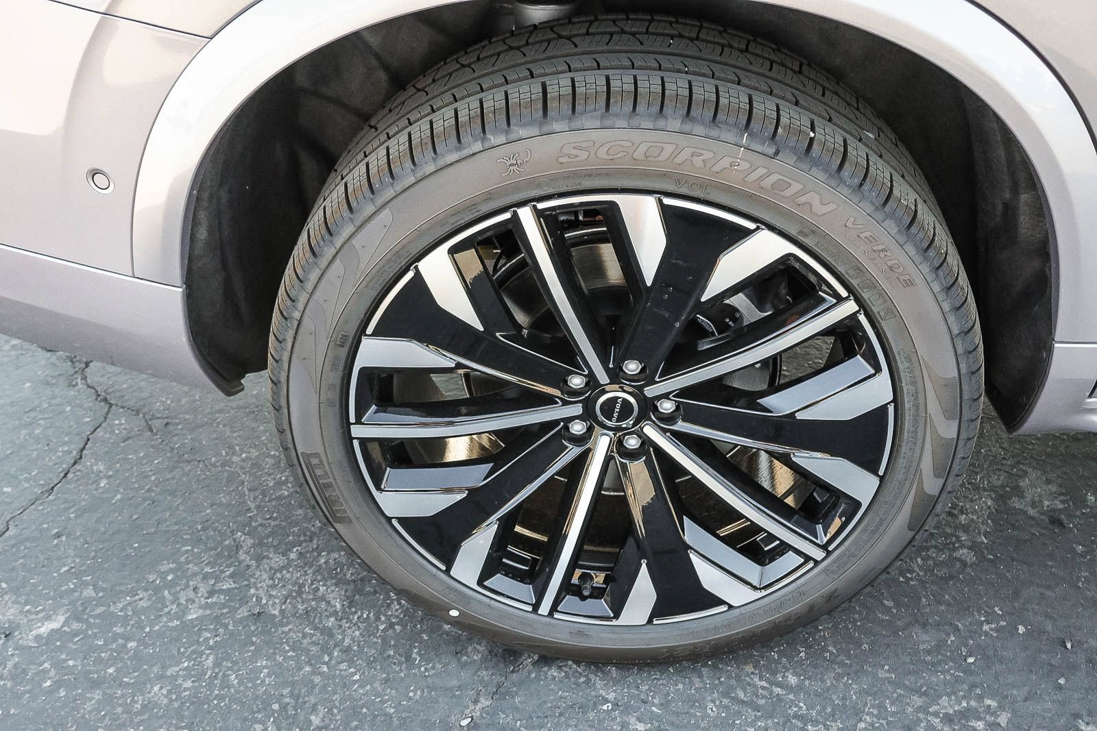 New 2026 Volvo XC90 T8 Plus w/ Protection Package AWD/4WD image 13
