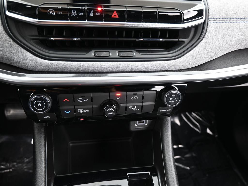 Used 2024 Jeep Compass Latitude image 24