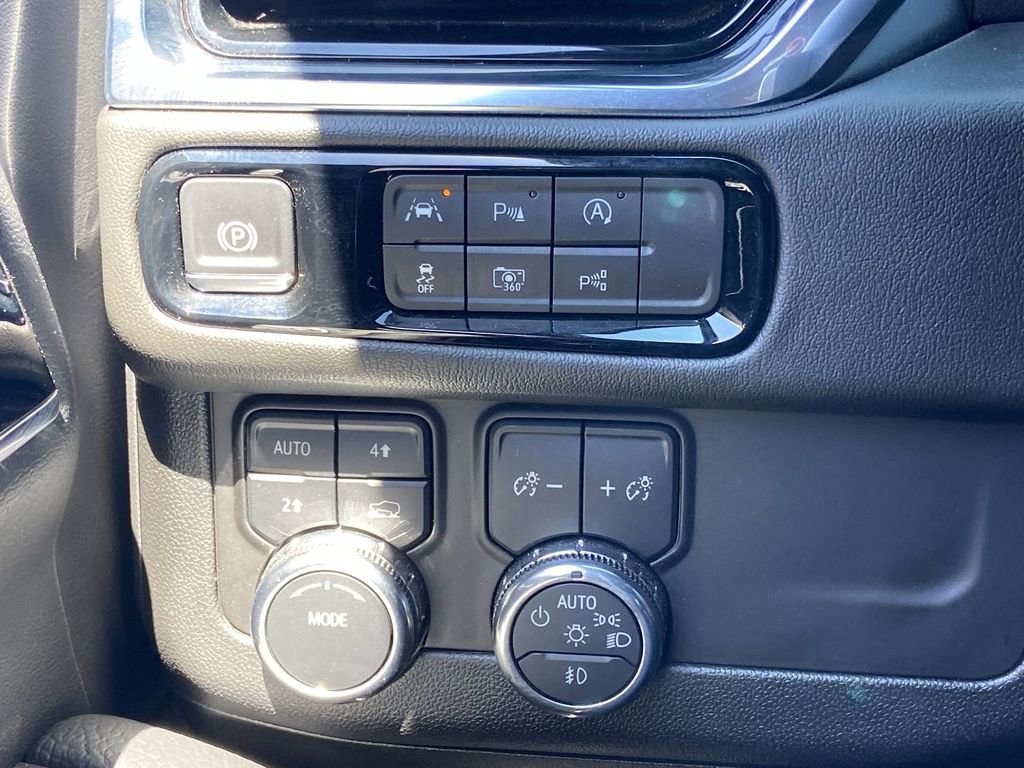 Used 2025 GMC Yukon XL Denali AWD/4WD image 14