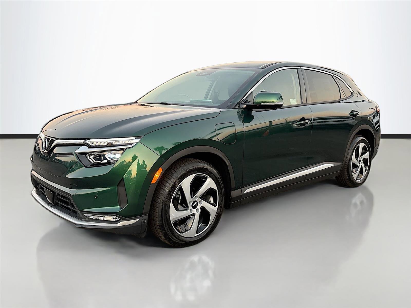 New 2025 VinFast VF 8 Eco image 3