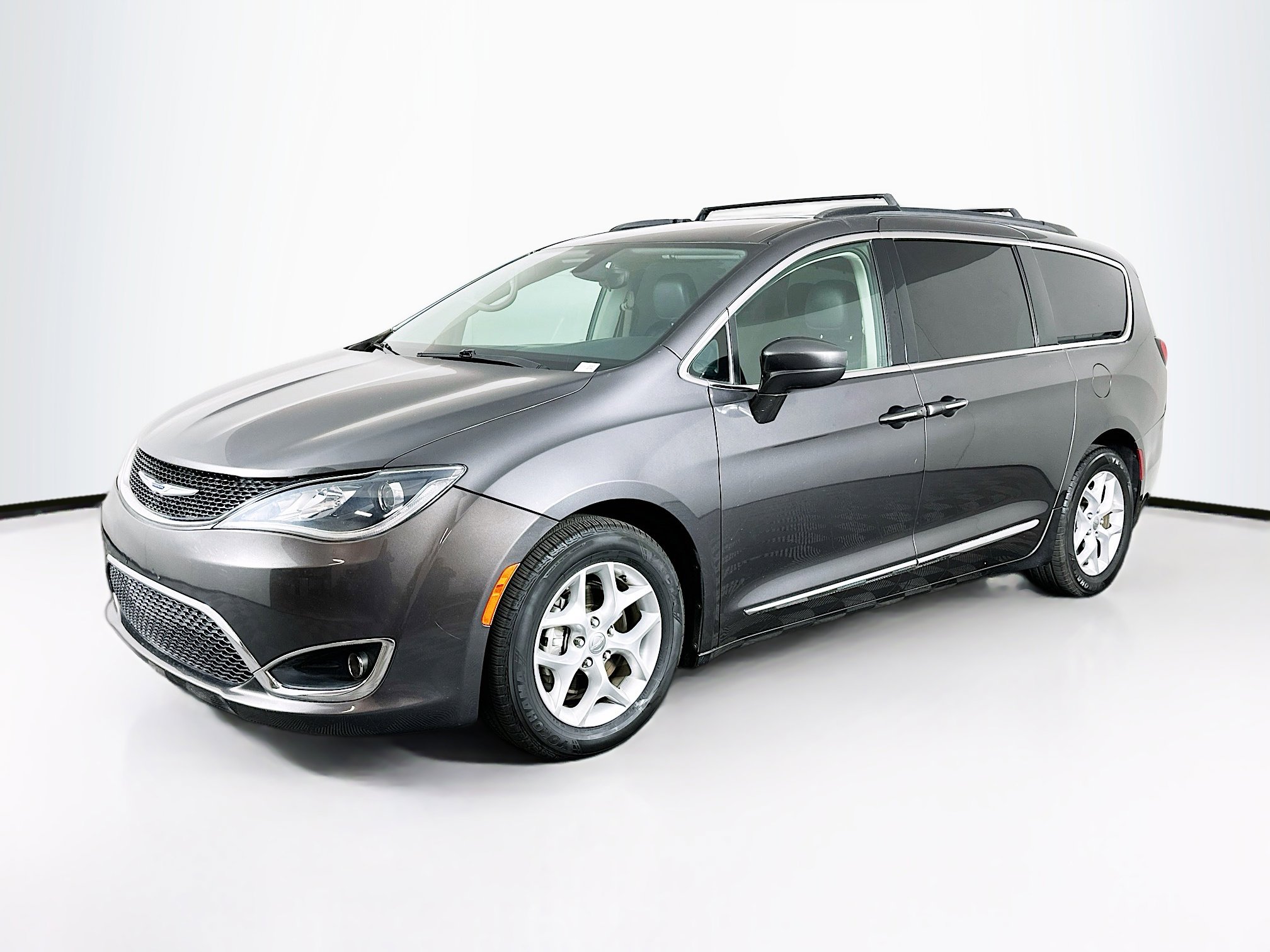 Used 2017 Chrysler Pacifica Touring-L w/ Tire & Wheel Group image 3