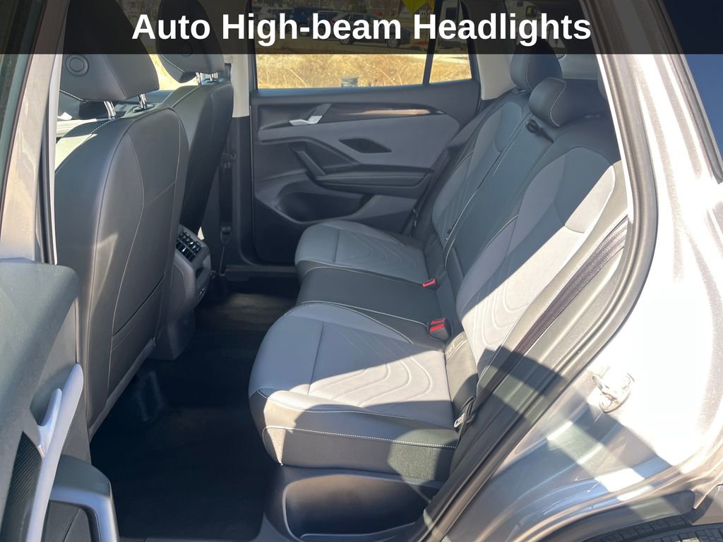 Used 2025 Volkswagen Tiguan SE w/ Panoramic Sunroof Package image 16