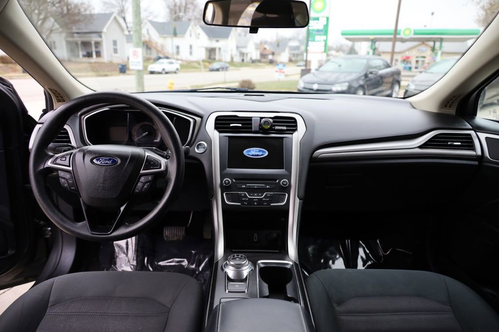 Used 2017 Ford Fusion SE w/ Fusion SE Technology Package image 19