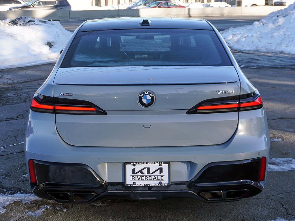 Used 2023 BMW 760i xDrive w/ Parking Assistance Package image 17