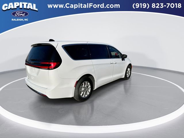 Used 2024 Chrysler Pacifica Touring-L image 8