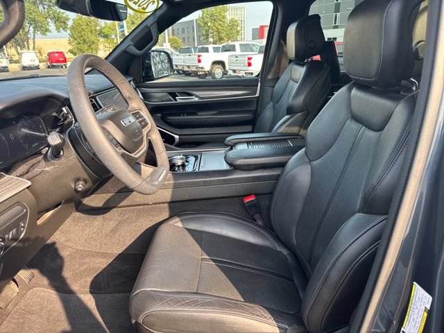 Used 2023 Jeep Wagoneer L Series III w/ Premium Group I AWD/4WD image 9