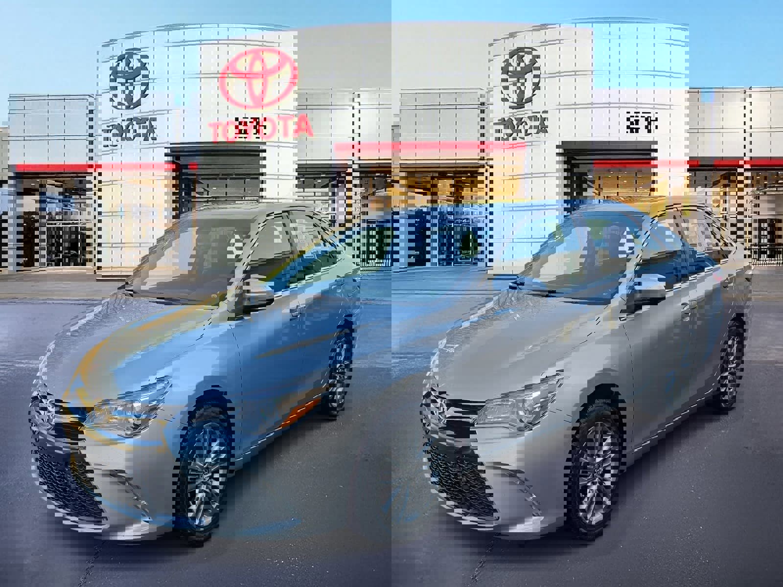 Used 2015 Toyota Camry SE w/ Moonroof Package image 1