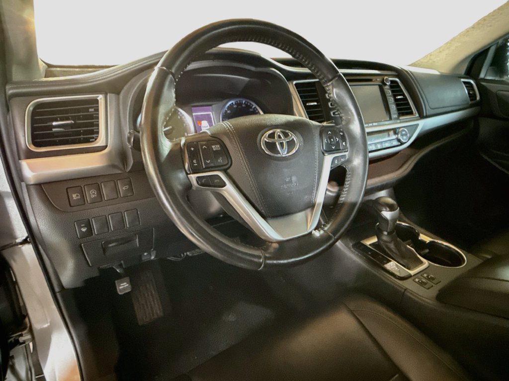 Used 2019 Toyota Highlander XLE FWD image 12