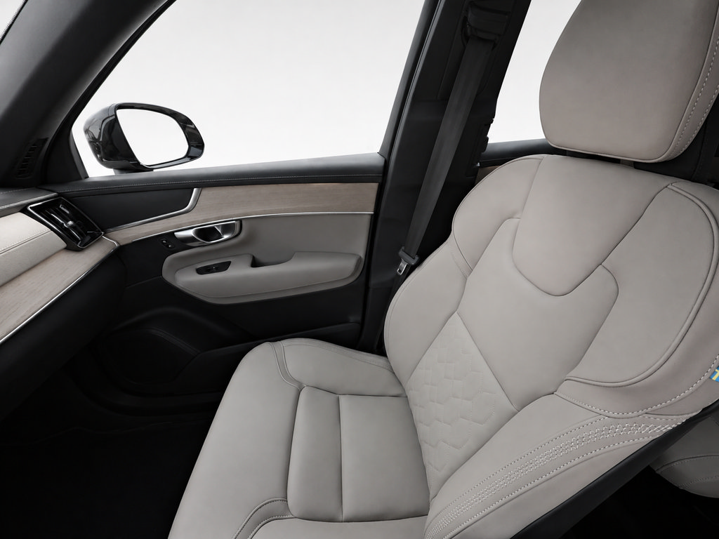 Certified 2026 Volvo XC90 T8 Plus w/ Protection Package Premier AWD/4WD image 14