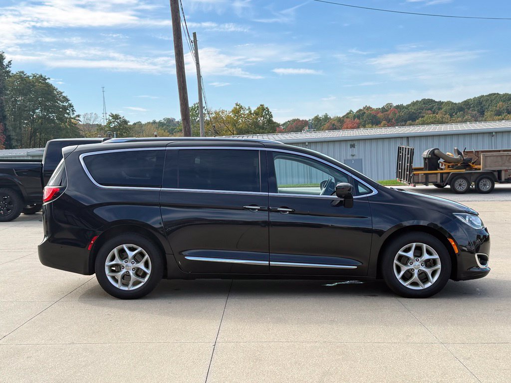 Used 2019 Chrysler Pacifica Touring-L Plus w/ Advanced Safetytec Group FWD image 19