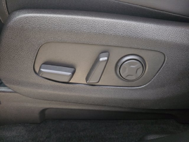 Used 2025 Kia Carnival FWD image 18