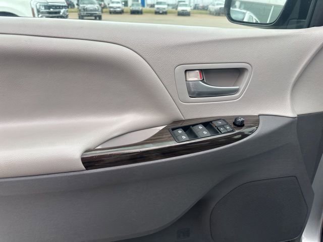 Used 2015 Toyota Sienna XLE w/ XLE Navigation Package FWD image 32