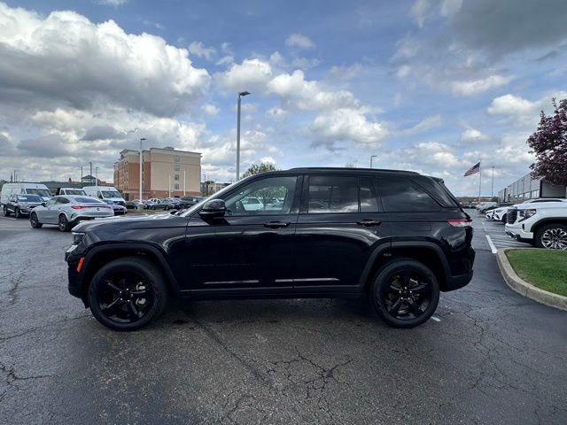 Used 2023 Jeep Grand Cherokee Limited w/ Black Appearance Package image 6