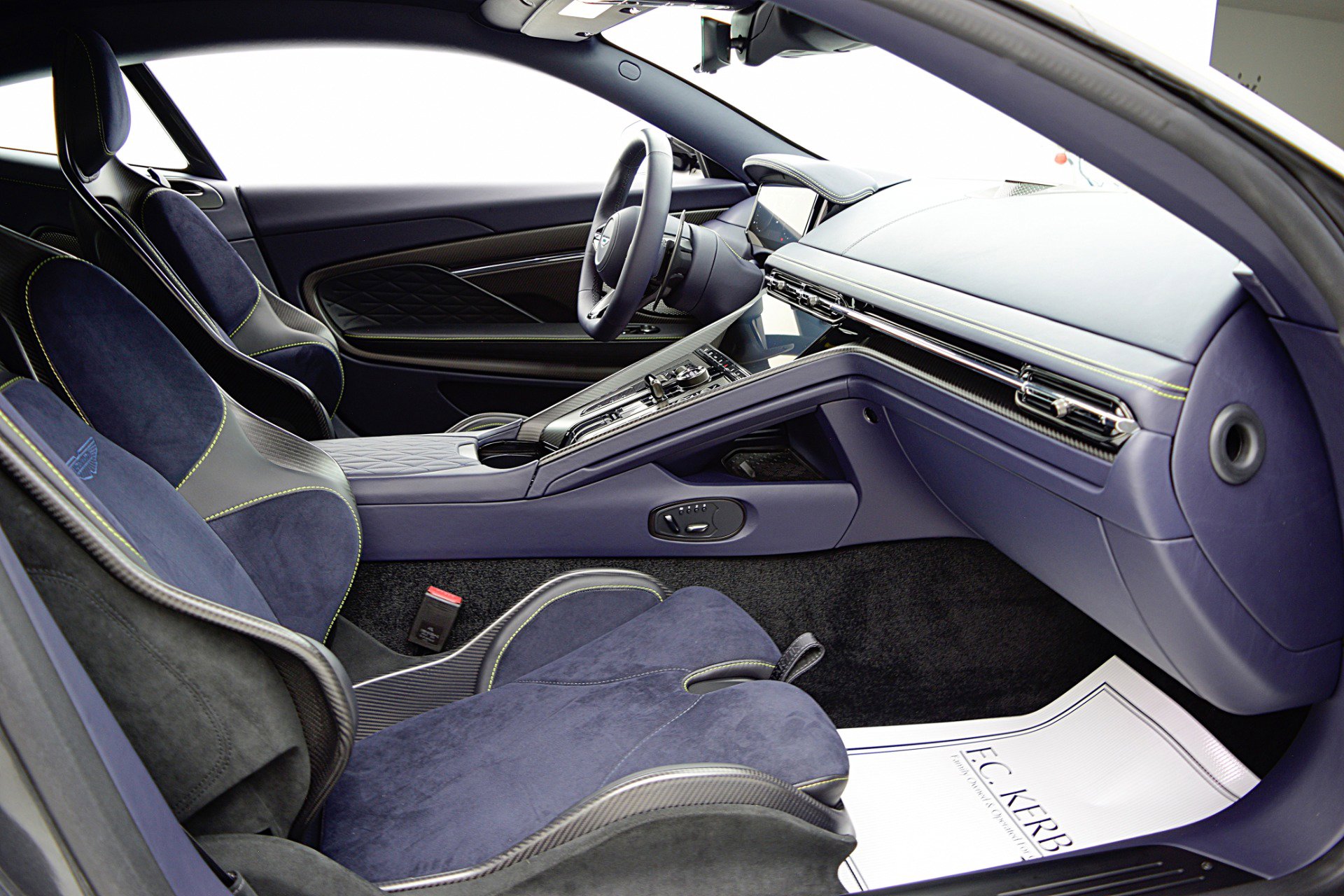 Used 2024 Aston Martin DB12 Coupe image 32