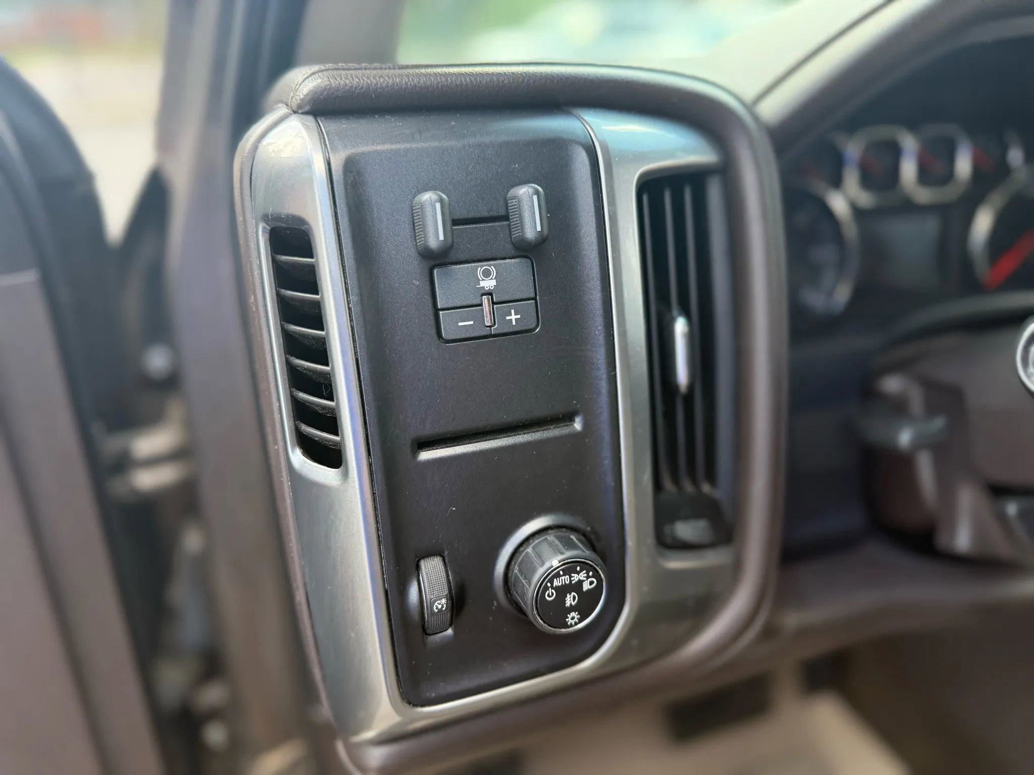 Used 2015 Chevrolet Silverado 2500 LTZ w/ LTZ Plus Package image 28