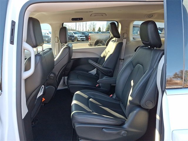 Used 2024 Chrysler Pacifica Select image 20