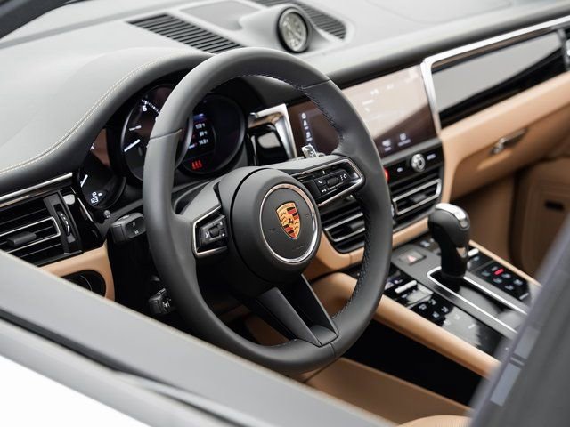 Certified 2025 Porsche Macan image 9