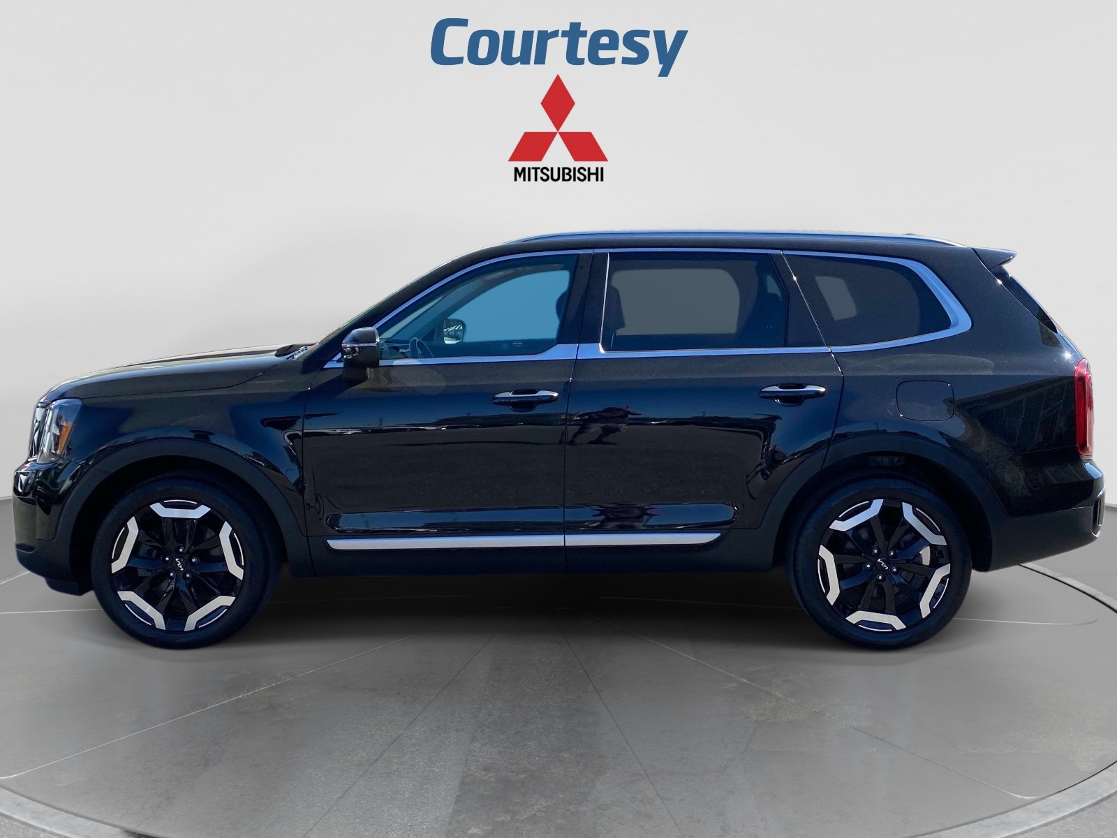 Used 2023 Kia Telluride S AWD/4WD image 2