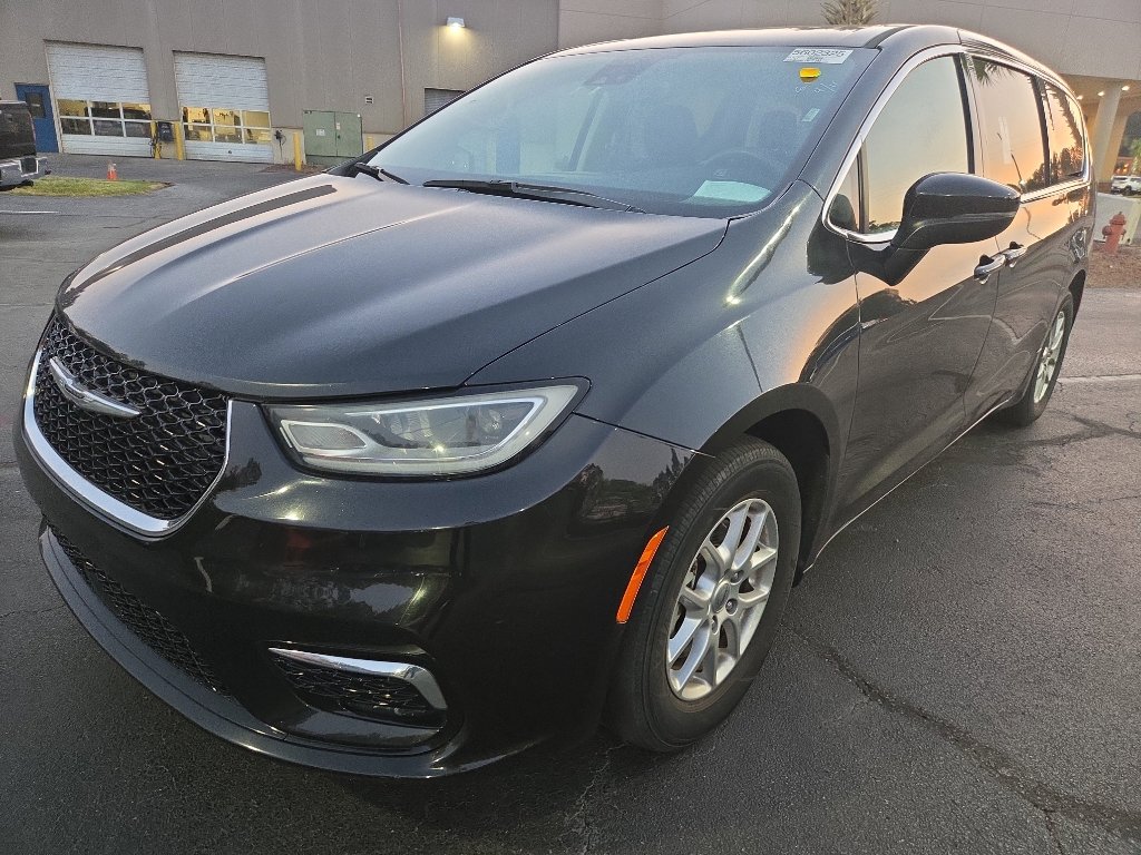 Used 2023 Chrysler Pacifica Touring-L image 1