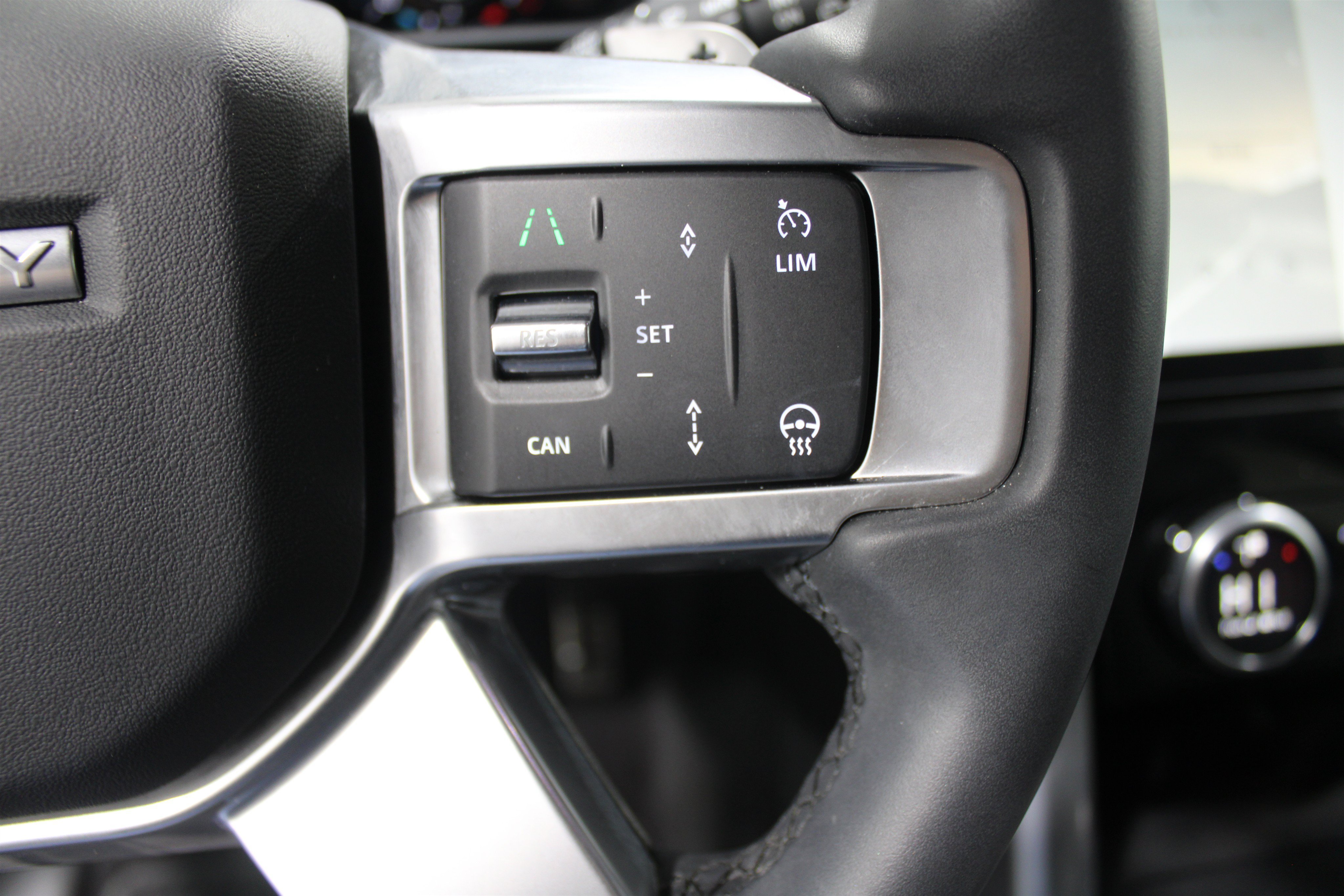 Used 2024 Land Rover Discovery Dynamic SE AWD/4WD image 11