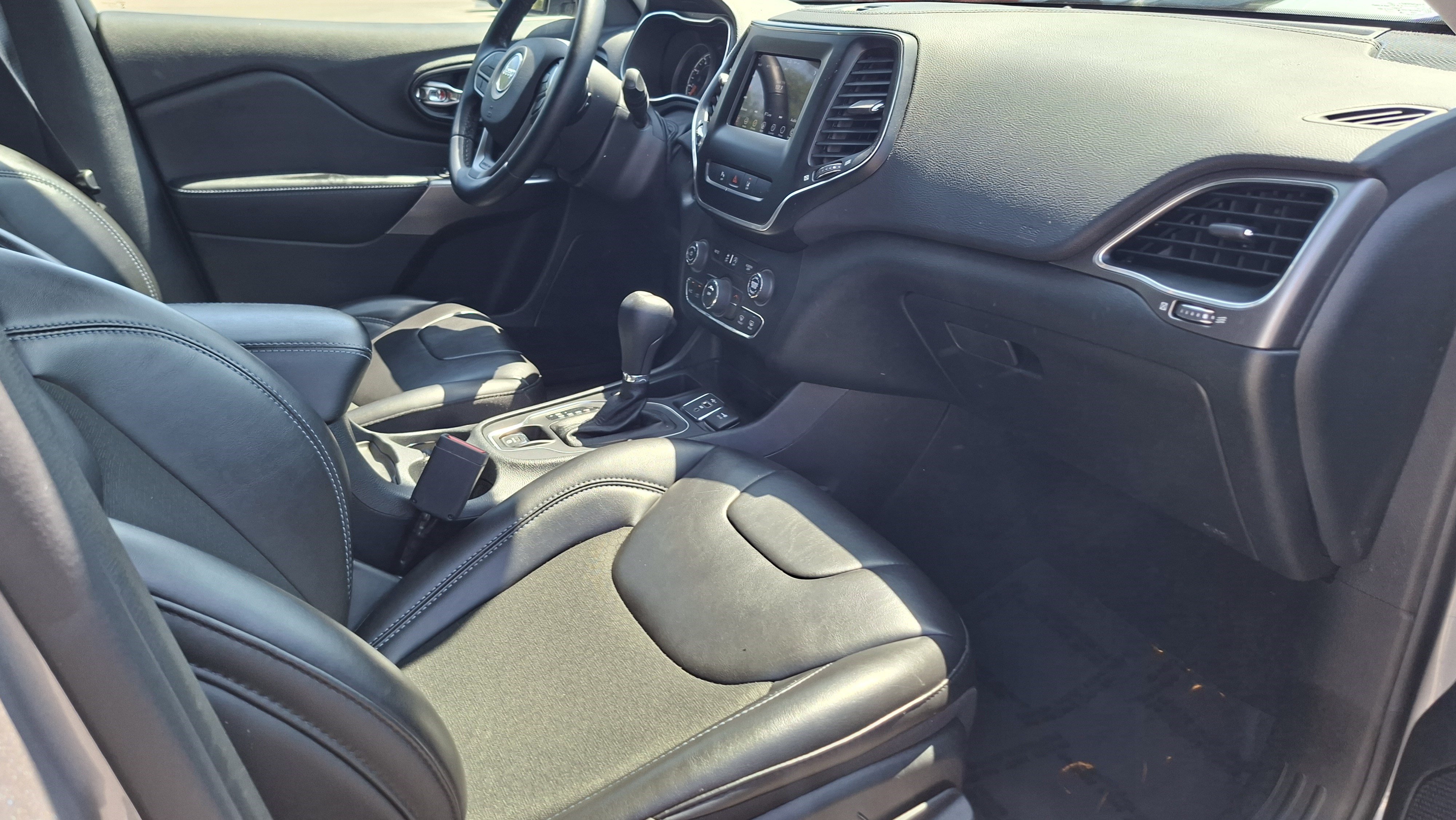 Used 2021 Jeep Cherokee Latitude Plus w/ Sun & Sound Group FWD image 23