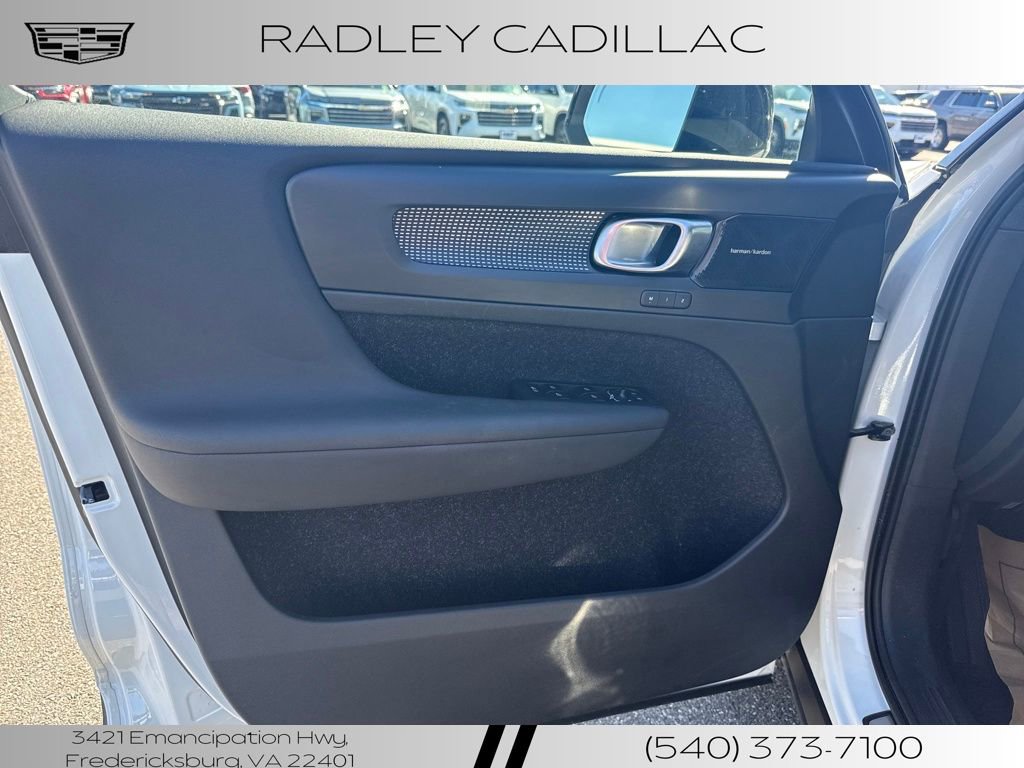 Used 2020 Volvo XC40 T5 R-Design image 12