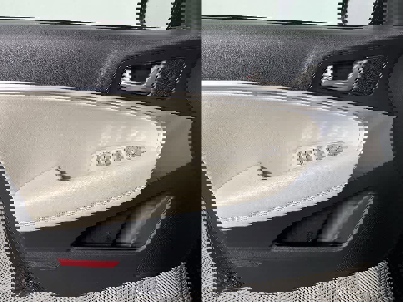 Used 2024 Genesis G70 2.5T image 13