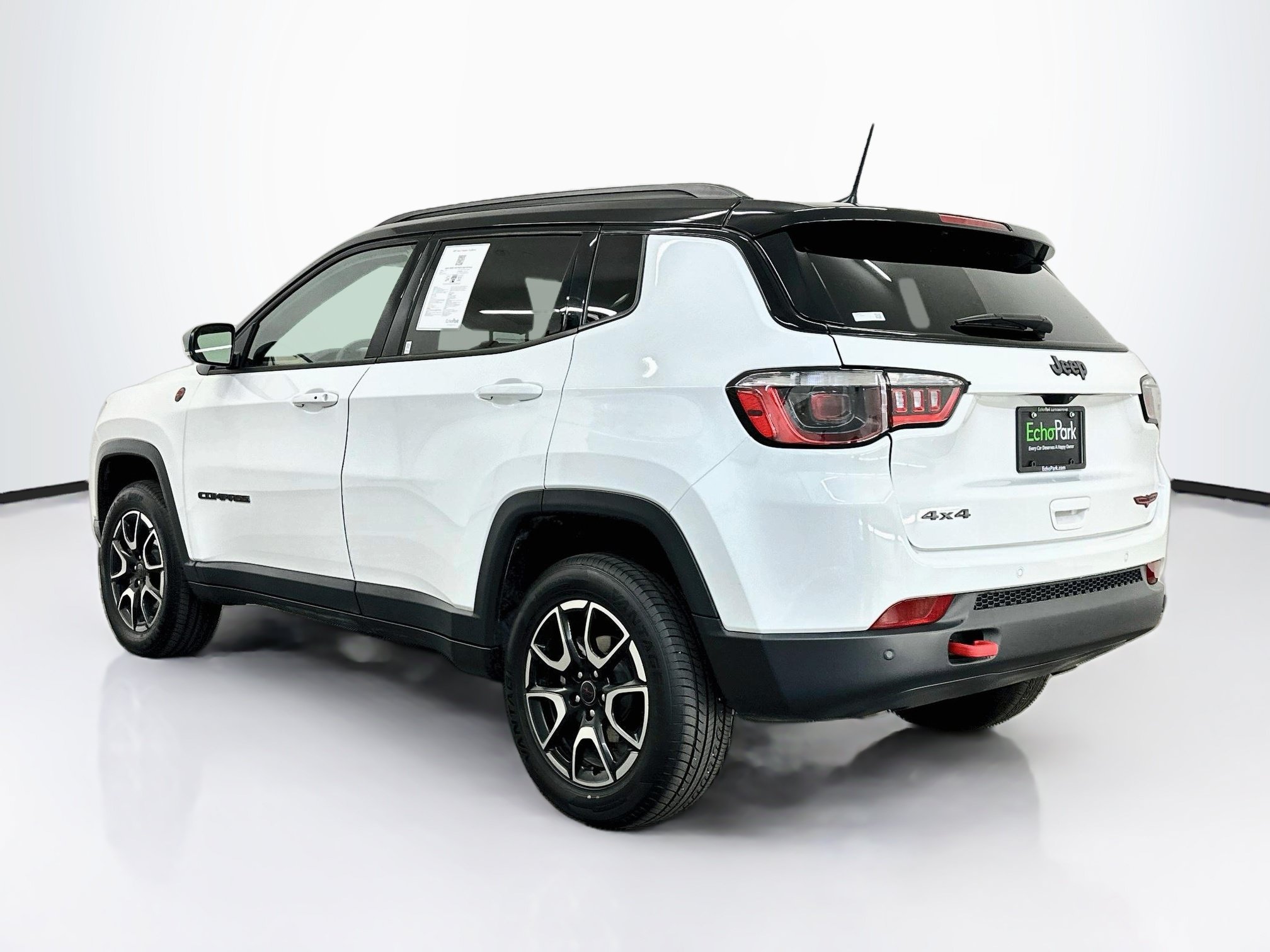 Used 2025 Jeep Compass Trailhawk AWD/4WD image 5