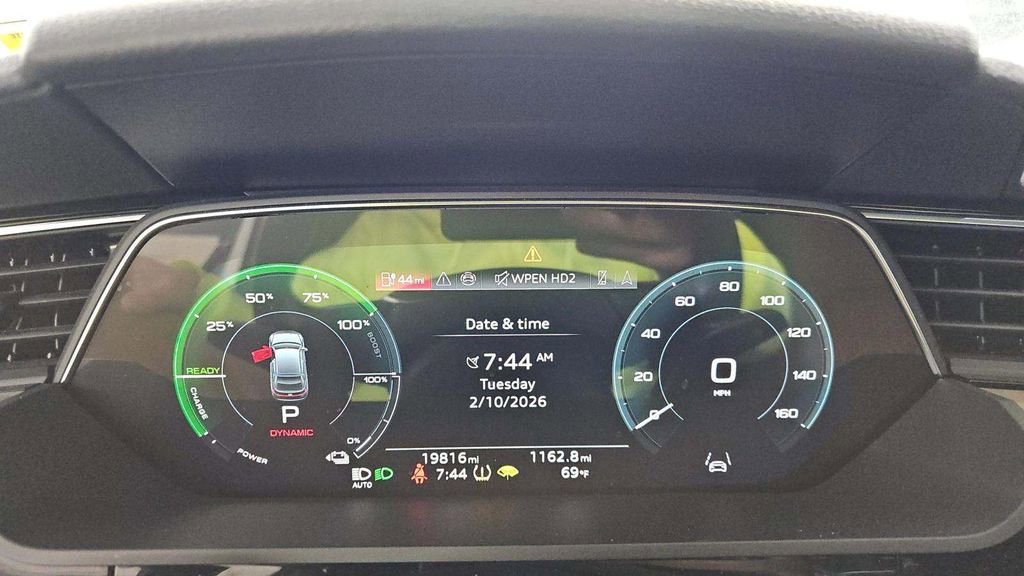 Used 2024 Audi Q8 e-tron Premium Plus image 13