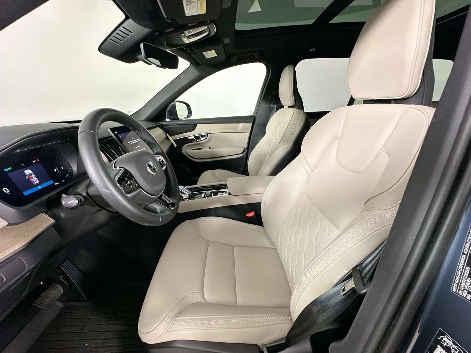 Used 2026 Volvo XC90 B6 Plus w/ Protection Package Premier AWD/4WD image 32