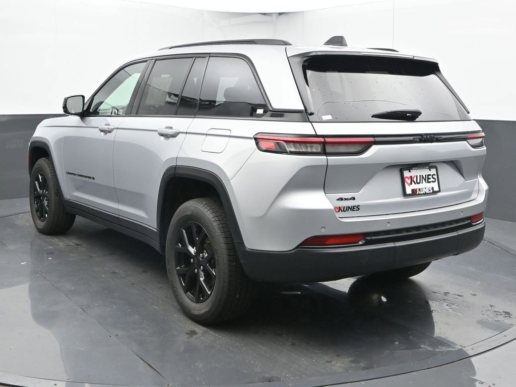 Used 2024 Jeep Grand Cherokee Altitude image 9