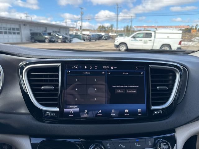 Used 2024 Chrysler Pacifica Touring-L image 22