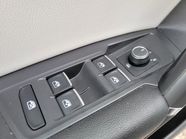 Used 2020 Volkswagen Tiguan SE image 18