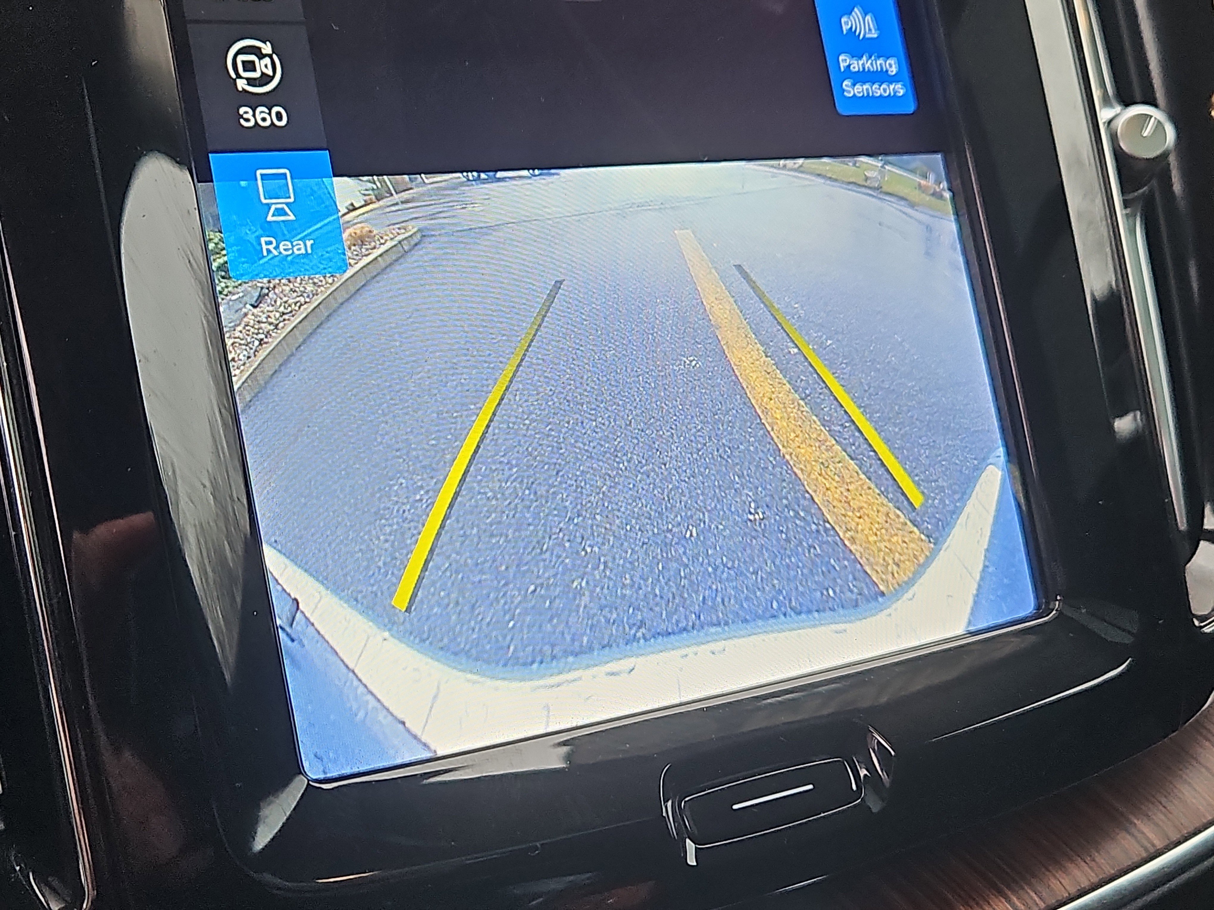 Used 2023 Volvo XC60 B5 Plus w/ Protection Package Premier image 9