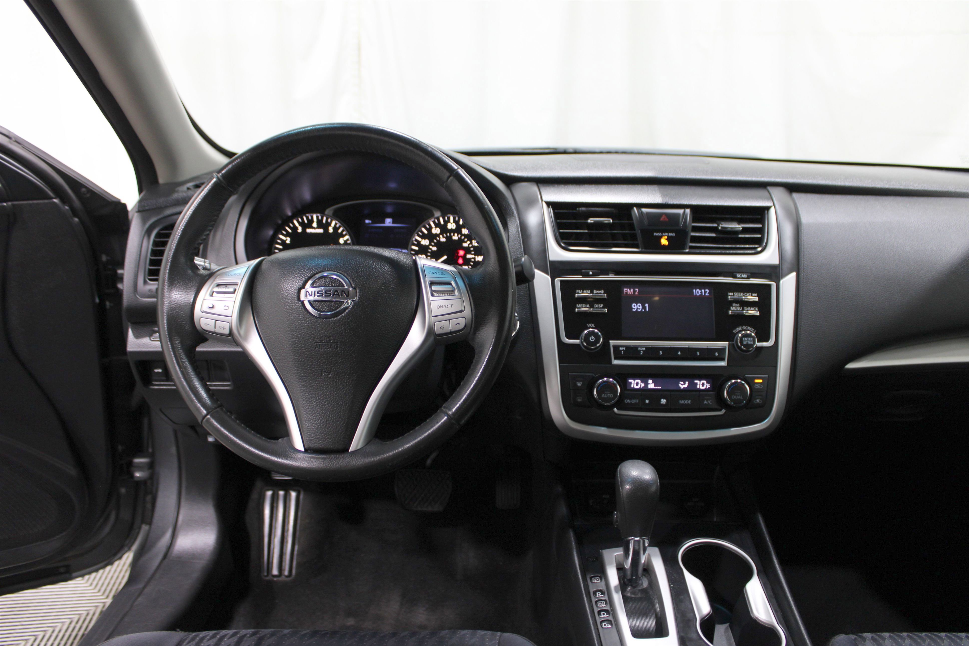 Used 2017 Nissan Altima 2.5 SV image 2