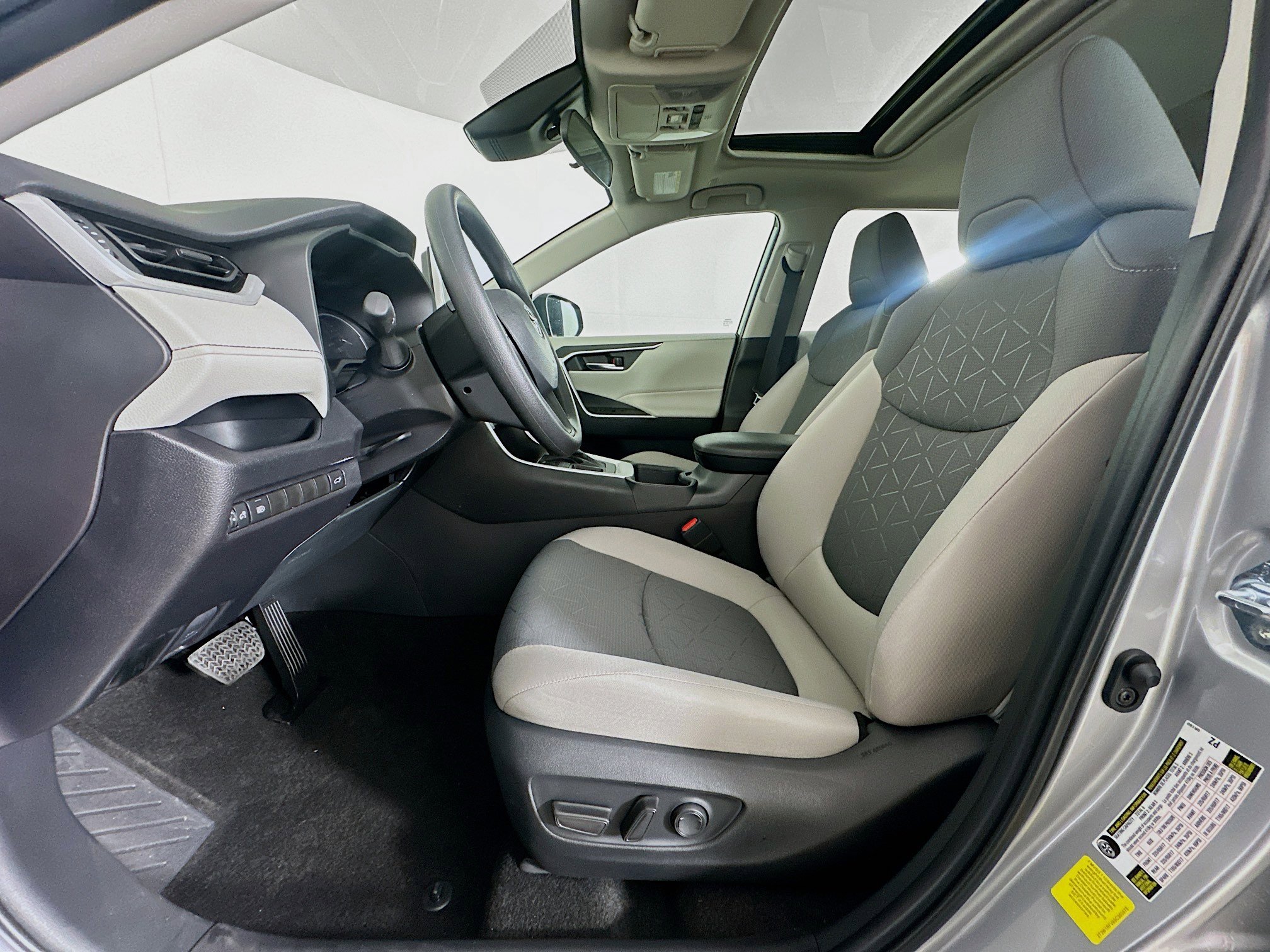 Used 2025 Toyota RAV4 XLE w/ Convenience Package FWD image 13