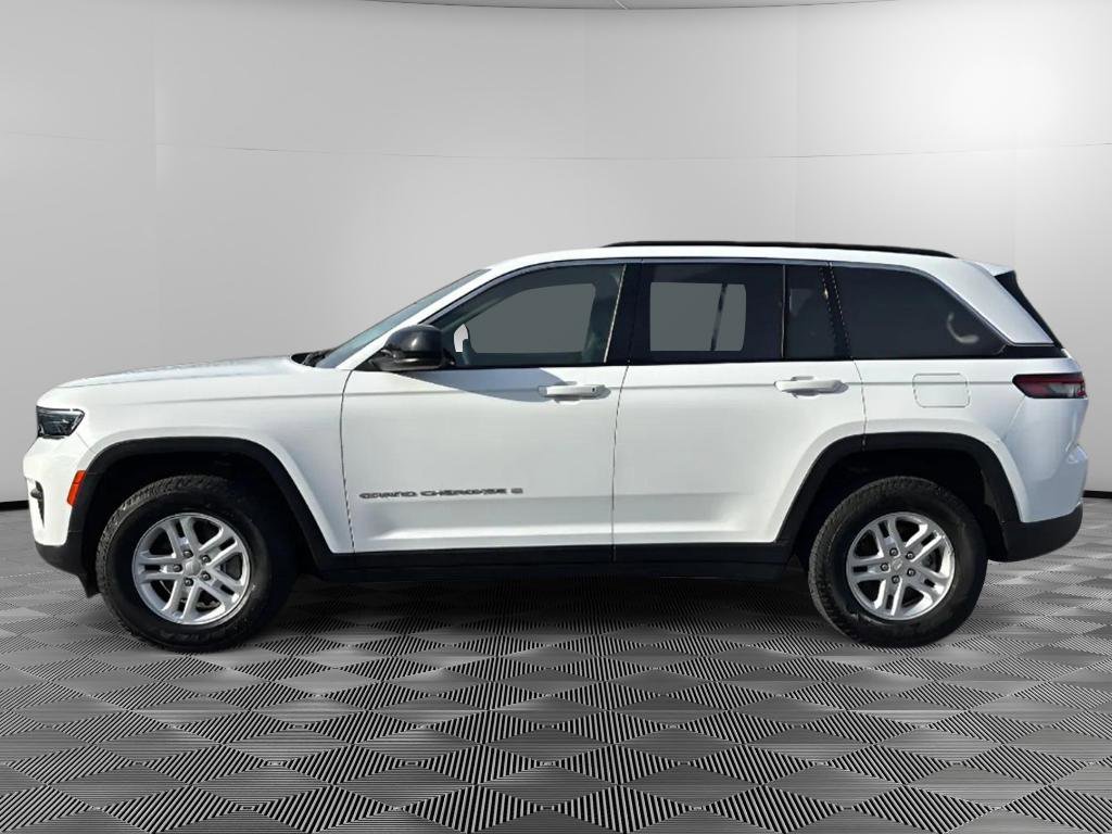 Used 2024 Jeep Grand Cherokee Laredo image 5