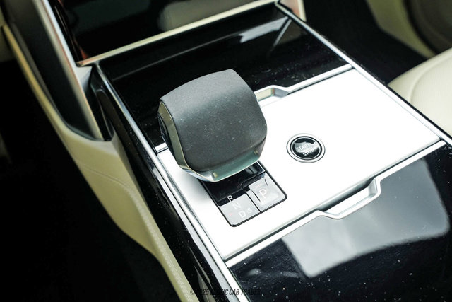 Used 2025 Land Rover Range Rover Long Wheelbase SE image 26