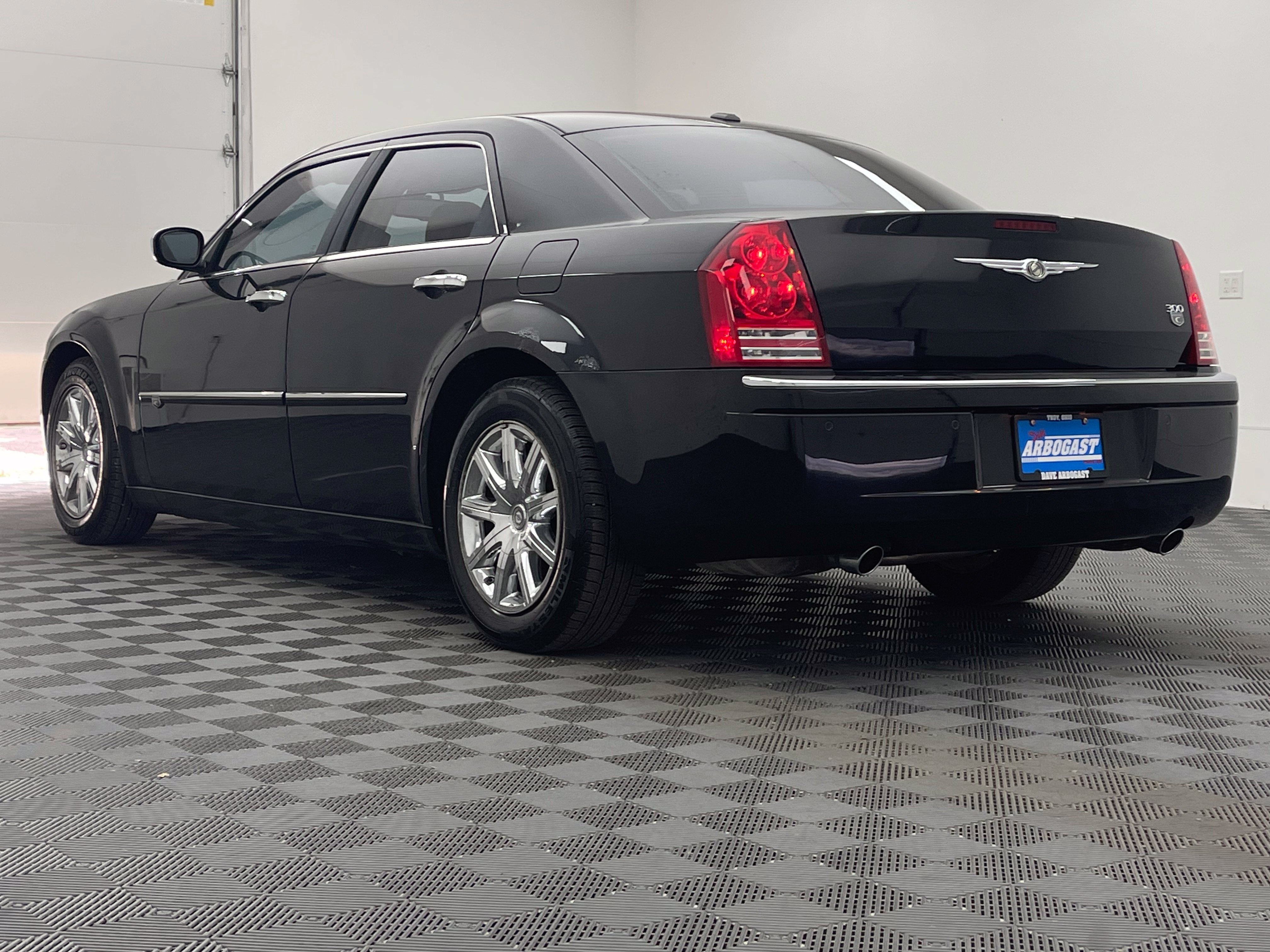 Used 2009 Chrysler 300 C w/ Luxury Group II RWD image 11