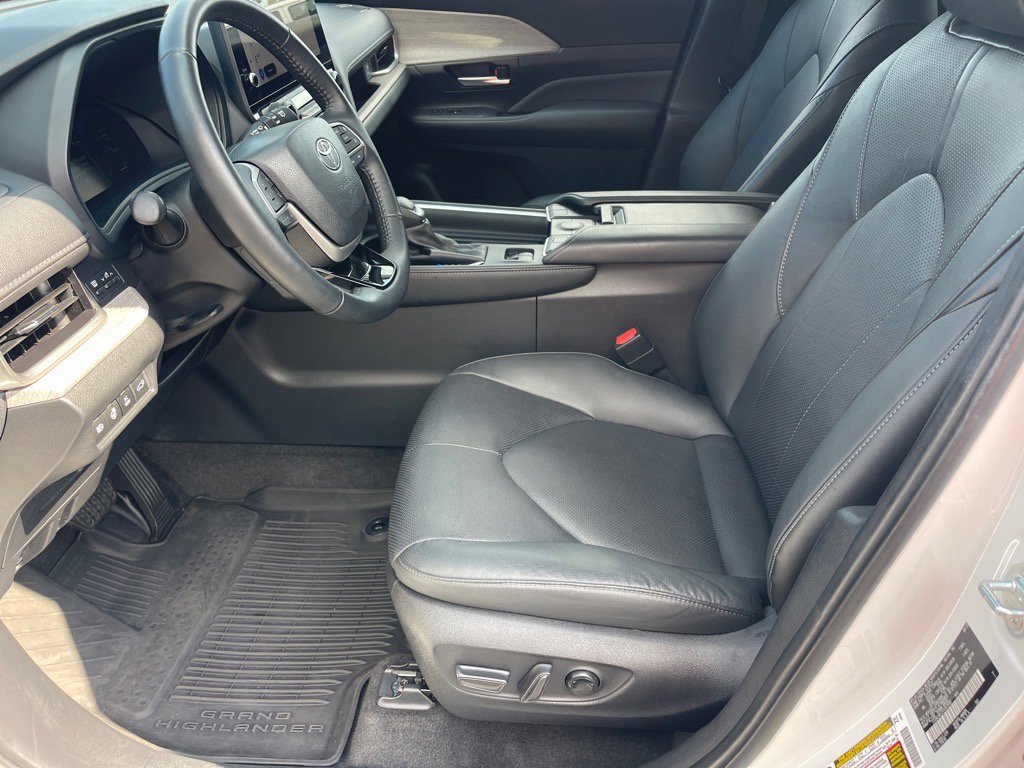 Used 2024 Toyota Grand Highlander Limited image 10