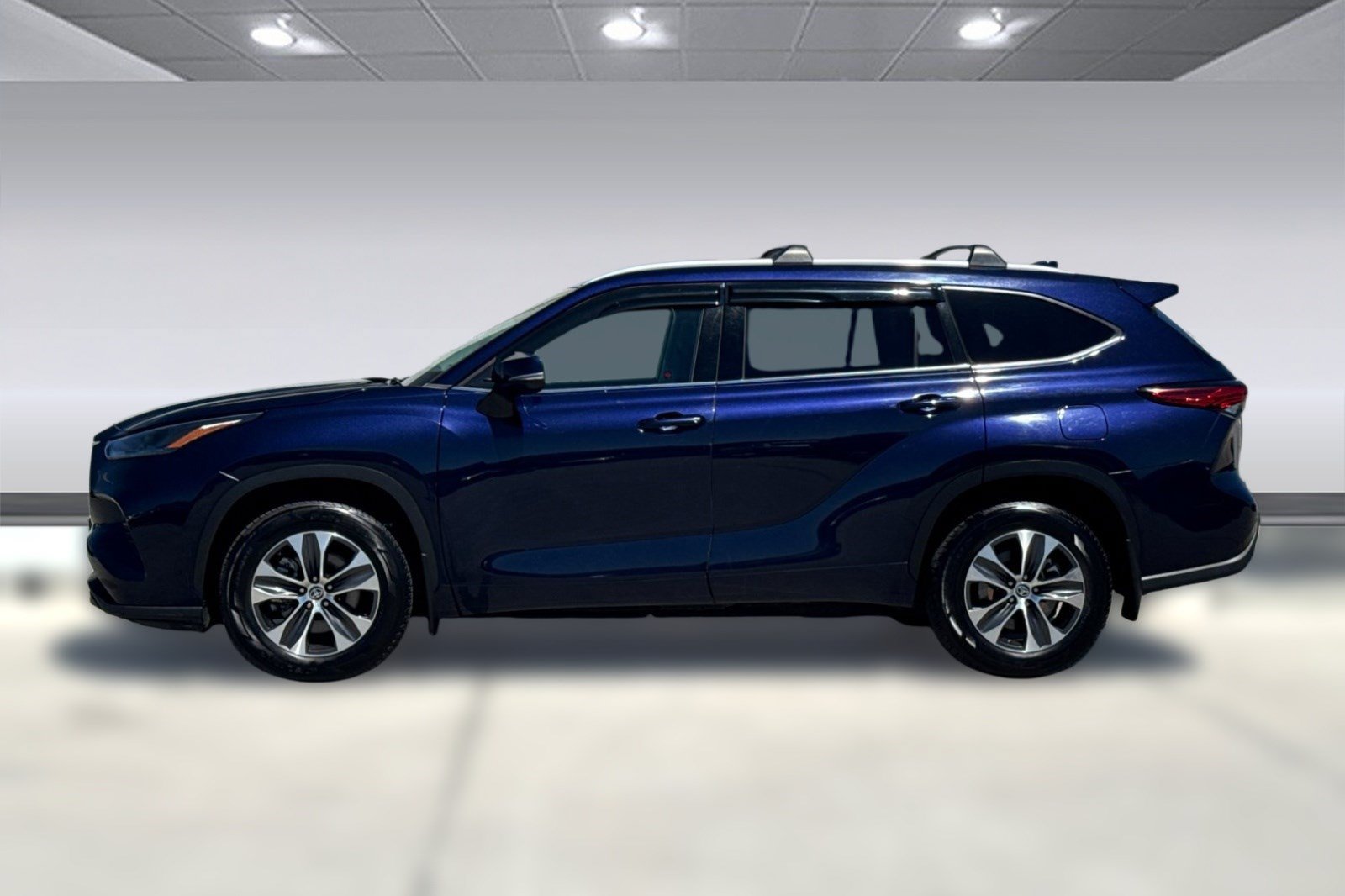 Used 2022 Toyota Highlander XLE AWD/4WD image 2