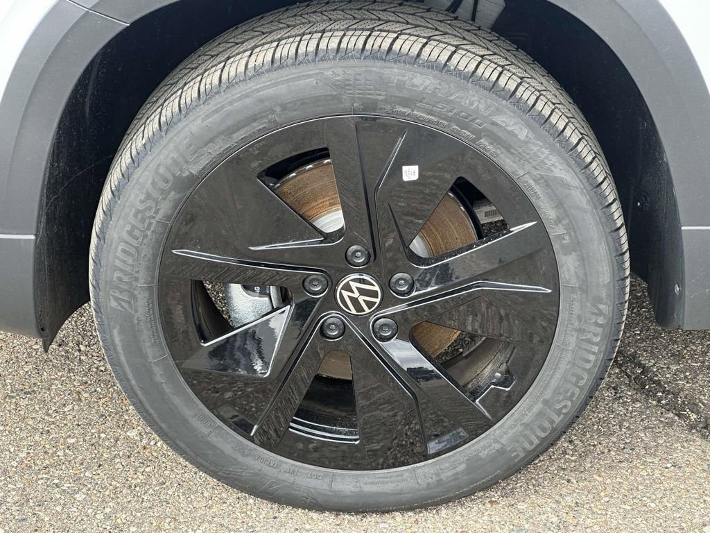 New 2025 Volkswagen Taos SE FWD image 7