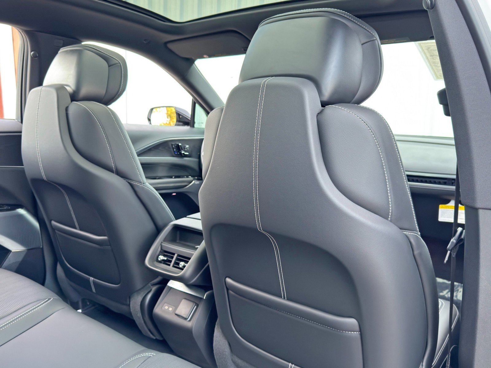 Used 2025 Cadillac Lyriq Luxury image 38