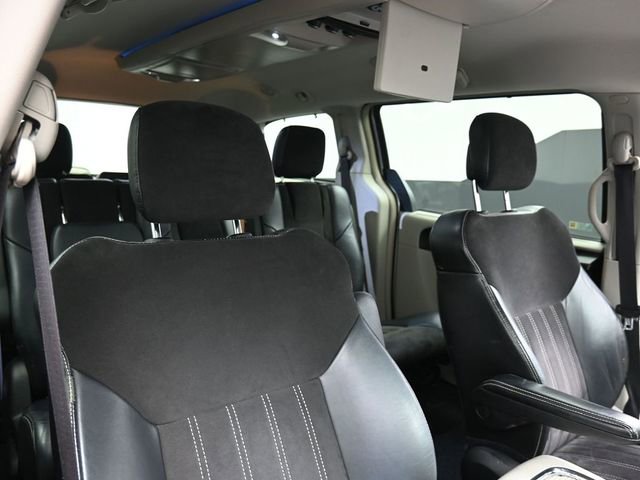 Used 2014 Chrysler Town & Country Touring-L image 28