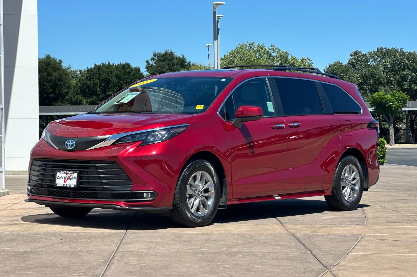 Used 2025 Toyota Sienna XLE FWD image 8