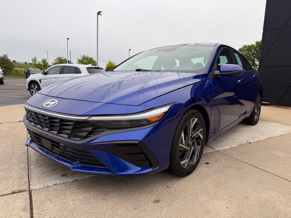 Used 2025 Hyundai Elantra Limited FWD image 1
