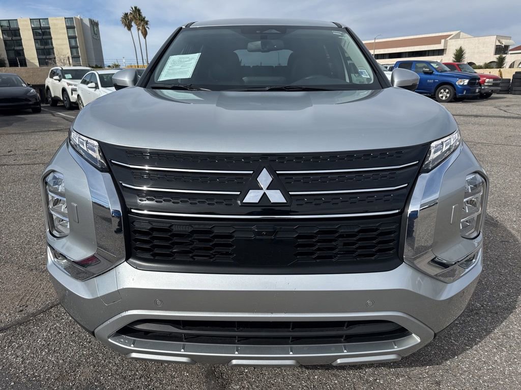 Used 2024 Mitsubishi Outlander SE image 2