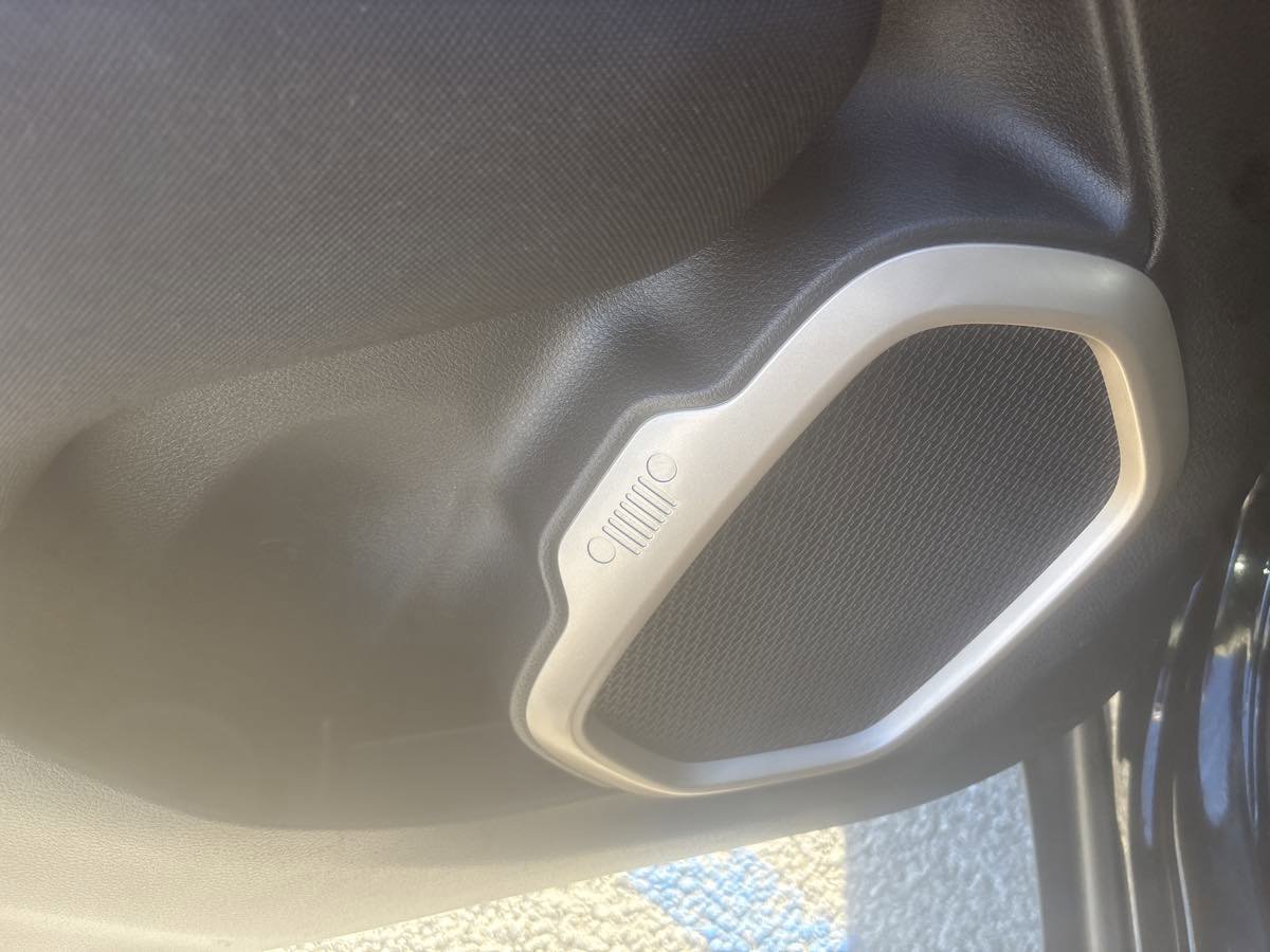 Used 2017 Jeep Renegade Latitude image 9